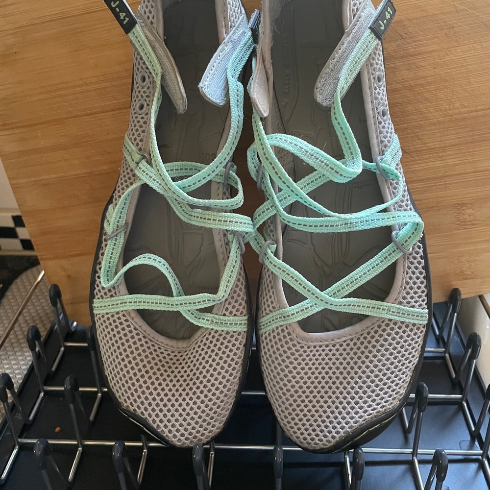 Water/lite walking shoes